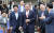 자유한국당 김병준 혁신비대위원장이 24일 오후 국회에서 열린 의원총회에 입장하고 있다. [연합뉴스]