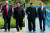 미국 도널드 트럼프 대통령과 북한 김정은 국무위원장이 6월 12일(현지시간) 싱가포르 센토사 섬 카펠라 호텔에서 업무오찬을 마친 뒤 산책하고 있다.   오른쪽 사진은 지난 4월 27일 도보다리에서 산책 중인 문재인 대통령과 김 위원장. [연합뉴스]