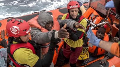 "지중해 구조 난민 수용하면 인당 800만원 지원" EU 고육책