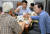 박원순 시장이 23일 오후 강북구 삼양동 미동경로당을 방문해 지역 주민들과 대화하고 있다. [사진 서울시 ]