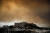 지난 23일(현지시간) 발생한 산불로 인해 그리스 파르테논 신전이 있는 아크로폴리스 상공이 검붉은 연기로 뒤덮여있다. [로이터=연합뉴스]