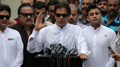 파키스탄 크리켓 영웅, 옥중 전 총리 누르고 집권하나