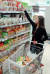 러시아 수퍼마켓 매장에서 한국의 팔도 도시락면을 고르는 현지인 여성. [사진 팔도]