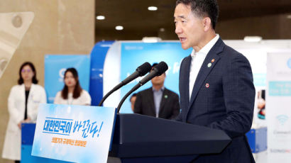 원격의료 주장한 박능후 장관 … 민주당·시민단체 반발에 꼬리 내려
