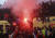 리버풀의 일부 팬들이 AS로마와의 경기 당일 경찰들과 대치하며 홍염을 터뜨리고 있다. [AP=연합뉴스] 