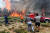  24일 아테네 남부 산악지대에서 소방관들이 산불을 진압하고 있다. [ EPA=연합뉴스]