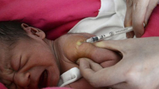 중국 아기 ‘가짜 백신’ 접종 3일 만에 사망…당국 덮기 급급
