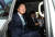  바른미래당 안철수 전 의원이 12일 오후 서울 여의도의 한 커피숍에서 열린 기자간담회를 마치고 차량에 탑승하고 있다. [연합뉴스]