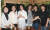 자살자 유가족 김혜정씨(왼쪽 셋째)와 과천 이웃들이 지난달 26일 서울 망원동 한 음식점에서 만나고 있다. 최정동 기자
