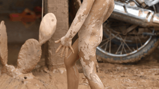 [서소문사진관]흙탕물 범벅이 된 아이…계속되는 라오스 이재민의 고통