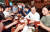 문재인 대통령이 &#39;퇴근길 국민과의 대화 일환&#39; 으로 26일 광화문 인근 호프집을 방문해 참석자들과 건배하고 있다. [청와대사진기자단]
