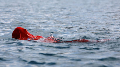[서소문사진관]손발 묶인 채 3,380m수영한 64세 노인.