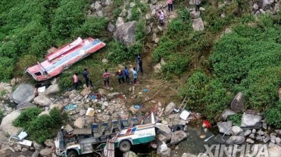 인도 산악도로서 버스 계곡으로 추락…33명 사망