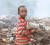 초록우산어린이재단은 2018 해외아동보호 캠페인 ‘슬럼 아웃(Slum Out)’을 오는 12월 말까지 진행한다. 사진은 케냐 나이로비 인근 쓰레기장에서 한 아동이 쓰레기를 줍고 있는 모습. [사진 초록우산어린이재단]