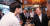 문재인 대통령이 26일 오후 서울 광화문 인근 호프집을 방문해 &#39;퇴근길 국민과의 대화 일환&#39;으로 참석자들과 맥주를 마시며 대화하고 있다. [사진 청와대 제공]
