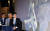 신일그룹 최용석 회장(오른쪽)이 지난 26일 서울 세종문화회관에서 열린 기자간담회에서 침몰한 러시아 군함 돈스코이호 영상을 보고 있다. [연합뉴스]