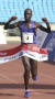2015 서울국제마라톤 겸 제86회 동아마라톤대회에 출전한 윌슨 로야나에 에루페(케냐) 선수가 2시간 06분 11초의 기록으로 1위로 들어오고 있다. 사진공동취재단