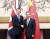 30일 중국을 방문한 제레미 헌트 영국 외무장관(왼쪽)이 왕이 중국 외교부장과 악수하고 있다. [신화=연합뉴스]