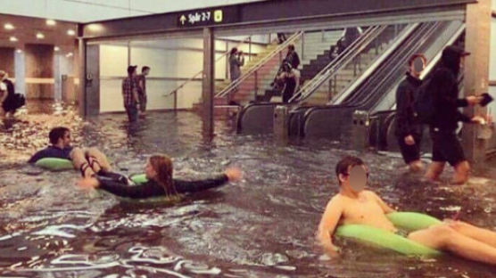 기습 폭우로 물에 잠긴 지하철역서 스웨덴 시민들이 한 일