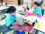 경남 창원시 성산구 희연요양병원에 입원한 노인 환자들이 의료진의 도움을 받아 식사하고 있다. [위성욱 기자]
