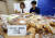 한국소비자원이 시중 빵류 30개 제품 대부분이 당 함량이 과다하고 특히 프렌차이즈, 대형 인스토어 판매 제품(조리제품)은 상대적으로 트랜스지방 함량도 높아 개선이 필요하다고 안전실태조사 결과를 발표했다. 31일 서울 송파구 한국소비자원 서울지원에서 관계자들이 프렌차이즈, 대형마트 인스토어 베이커리 판매 24개 제품 및 제과업체 판매 6개 제품을 살펴보고 있다. [뉴스1]