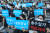1일 서울 종로구 정부서울청사 정문 앞에서 열린 &#39;진에어 면허취소 반대 대국민 호소대회&#39;에서 진에어 직원들이 진에어 면허 취소에 반대하는 손피켓을 들고 있다. [뉴스1]