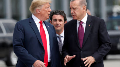 트럼프가 휘두르는 만능의 칼 ‘제재’…이번엔 터키 장관들에 부과
