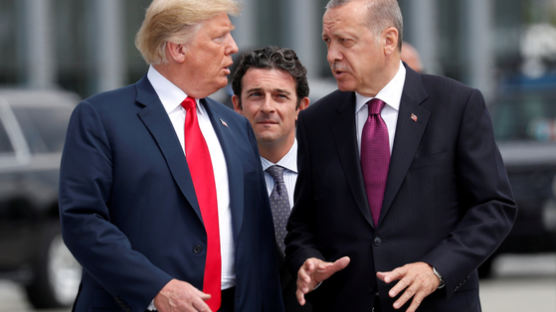 트럼프가 휘두르는 만능의 칼 ‘제재’…이번엔 터키 장관들에 부과