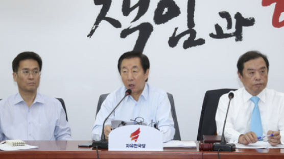 특활비에 이어 기무사 문건에서도 한국당 "노무현 때도 그랬다" 