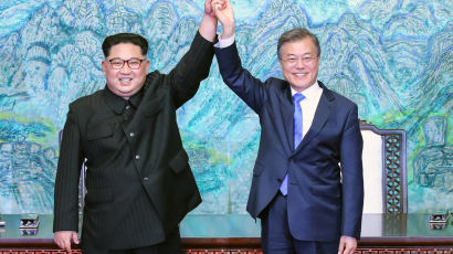 "한국 '8월에 정상회담 하자'…북한 '종전선언 먼저해야'"