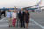 펜스부통령과 한국전쟁 참전용사 유가족이 1일(현지시간) 유해봉환식에 참석하기 위해 미국 하와이 히캄 공군기지에 도착해 기념사진을 찍고 있다. [사진 펜스 부통령 트위터]