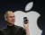 2007년 1월 9일 스티브 잡스 애플 창업자가 첫 아이폰을 소개하고 있다. 애플은 2일 시가총액 1조 달러를 넘어 역사를 새로 썼다 [AP=연합뉴스]