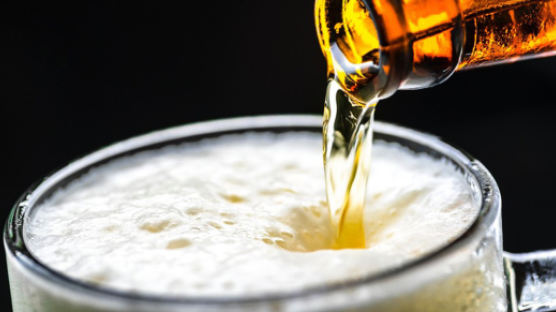 "술 전혀 마시지 않는 중년···치매 위험 45% 더 높아진다"