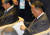 리용호 북한 외무상이 4일 오후(현지시간) 싱가포르 엑스포 컨벤션센터에서 열린 아세안지역안보포럼(ARF)에서 성 김 필리핀 주재 미국 대사에게 받은 서류봉투를 챙기고 있다.[뉴스1]