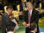 성 김 필리핀주재 미국대사가 4일 오후(현지시간) 싱가포르 엑스포 컨벤션센터에서 열린 아세안지역안보포럼(ARF) 포토세션이 끝난 뒤 리용호 북한 외무상에게 다가가 서류봉투를 전달하고 있다. 오른쪽 아래는 왕이 중국 외교부장. [뉴스1]