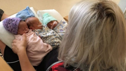 조산으로 태어난 아기, 심폐소생술하며 세쌍둥이 낳은 엄마