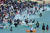 5일 경북 포항시 남구 구룡포 해수욕장에서 열린 오징어 맨손잡기 체험에 참가한 관광객들이 출발신호에 맞춰 바다로 뛰어들고 있다. [뉴스1]