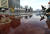 5일 서울 광화문 네거리에서 시민들이 소나기로 인해 생긴 물웅덩이를 지나고 있다. [뉴스1]