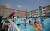 3일 성북구 서울 숭례초등학교 운동장에 설치된 물놀이장에서 어린이 등이 더위를 식히고 있다. [연합뉴스]