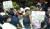 김 지사 지지자들이 &#34;김경수 화이팅&#34;을 외치며 응원 시위를 벌이고 있다. 변선구 기자