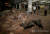 5일 저녁 인도네시아 롬복 섬 북부에서 발생한 규모 6.9의 강진 때문에 이웃 발리 섬의 한 쇼핑몰 주차장 벽면이 무너져내린 모습. [로이터=연합뉴스]