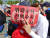 한 집회 참가자가 &#39;뷔페 수사 선택 수사 차별 수사&#39;라고 쓰여진 시위 피켓을 들고 있다. [김정연 기자]
