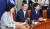 더불어민주당 추미애 대표, 홍영표 원내대표, 양향자 최고의원(왼쪽부터)이 밝게 웃고 있다. 임현동 기자 