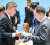 성 김 주필리핀 미국대사(왼쪽)가 지난 4일 싱가포르에서 열린 아세안지역안보포럼(ARF) 포토 세션이 끝난 뒤 이용호 북한 외무상에게 김정은 국무위원장의 친서에 대한 도널드 트럼프 대통령의 답신을 전하고 있다. [로이터=연합뉴스]