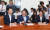 김태년 정책위의장(가운데), 김민석 전 의원(오른쪽) 등 참석자들이 추미대 대표를 바라보며 환하게 웃고 있다. 임현동 기자
