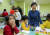 박근혜 대통령이 29일 오전 인천 남동구에 있는 한 국공립 어린이집을 방문해 수업을 참관하고 있다. [청와대사진기자단]
