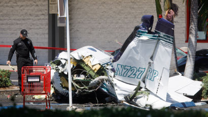 LA 인근 한 주차장서 경비행기 추락…탑승자 5명 전원 사망 