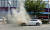 4일 오후 2시 15분께 목포시 옥암동 한 대형마트 인근 도로에서 주행 중인 2014년식 BMW 520d 승용차 엔진룸에 불이 나 연기가 치솟고 있다. [연합뉴스]