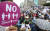지난달 14일 오후 서울 중구 대한문 앞에서 기독교 단체 주최로 진행된 ‘동성애퀴어축제반대국민대회’에서 참가자들이 동성애축제반대 부채를 들고 있다. [뉴시스]