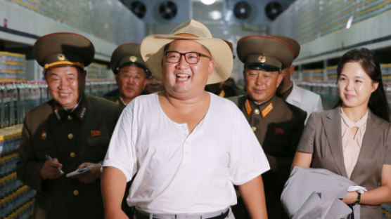 얇은 반팔, 망사 모자···김정은 인민복도 벗긴 북한 폭염